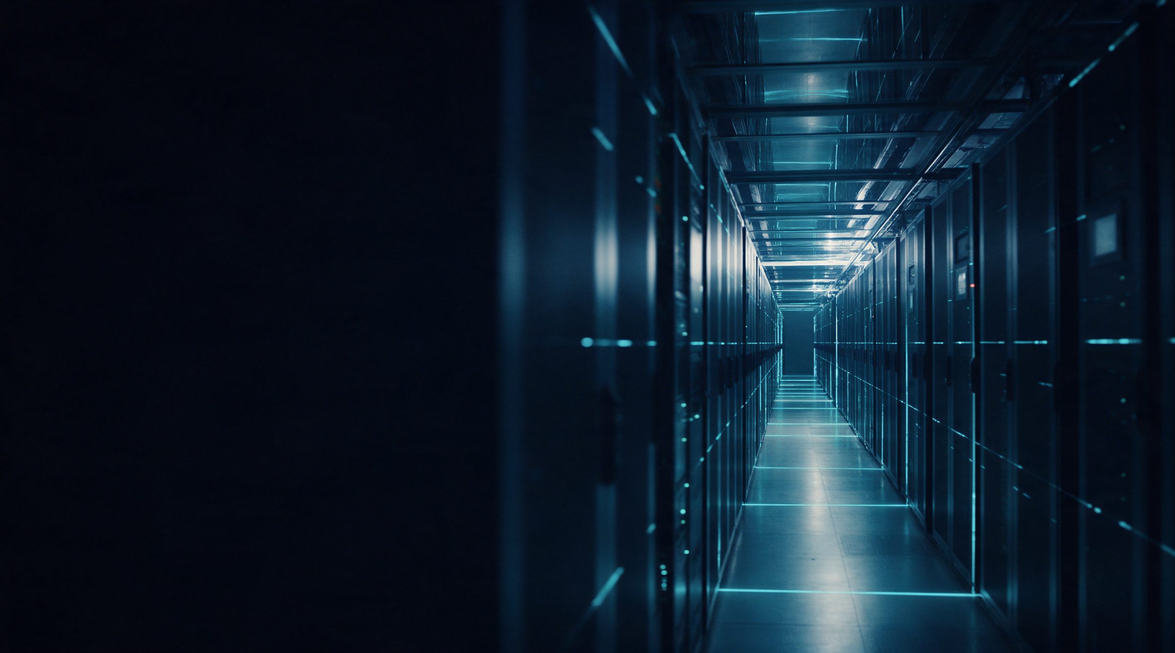 Corredor de sala de servidores, dos muros de racks y luces de estado cian.